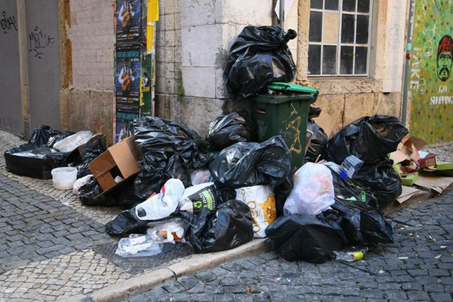 Lixo nas ruas de Leça