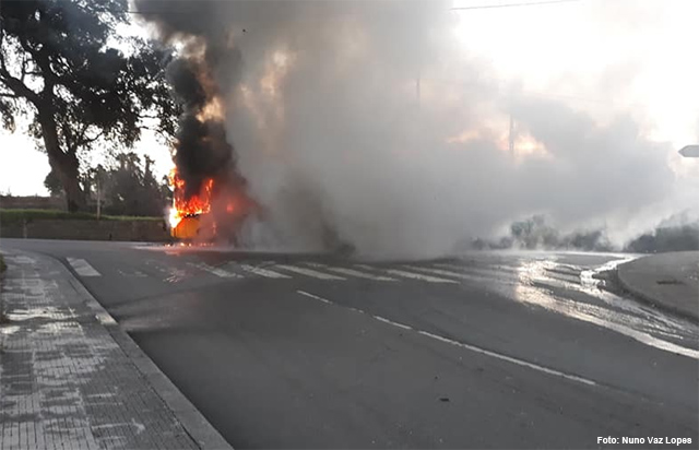 Autocarro da Resende ardeu esta manhã em Matosinhos