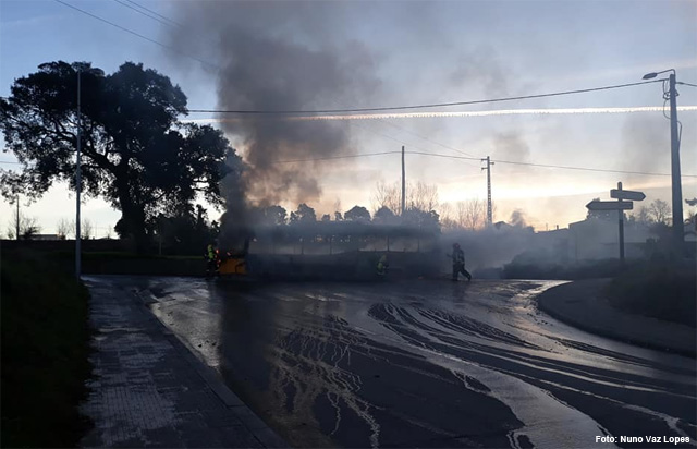 Autocarro da Resende ardeu esta manhã em Matosinhos