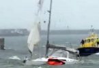 Veleiro com tripulantes afunda-se junto à marina de Leixões