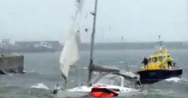 Veleiro com tripulantes afunda-se junto à marina de Leixões