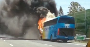 Chamas consomem autocarro da Resende na A1