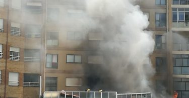 Bombeiros combatem incêndio em apartamento no centro de Matosinhos