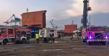 Bombeiros combateram incêndio em cargueiro no Porto de Leixões