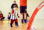 Escola Little Kickers usa o futebol para ensinar inglês a crianças