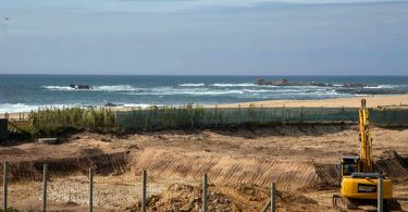 Obra de construção de hotel em cima da praia da Memória foi parada
