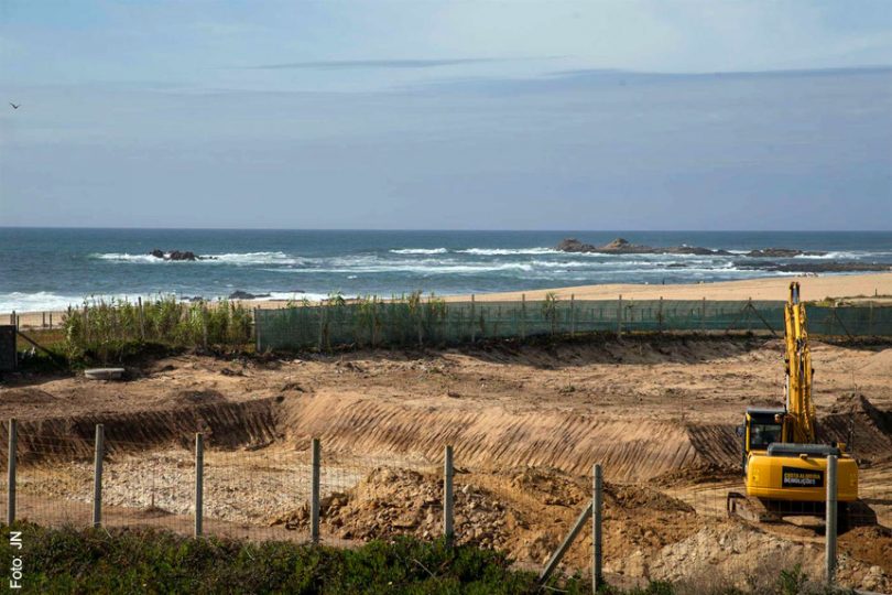 Obra de construção de hotel em cima da praia da Memória foi parada