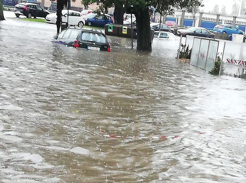 Chuva forte causa inundações em Leça da Palmeira