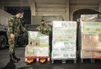 Militares do Regimento de Transmissões do Porto a descarregar a doação da Mercadona