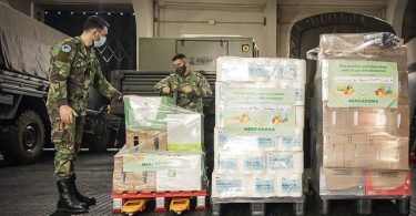 Militares do Regimento de Transmissões do Porto a descarregar a doação da Mercadona