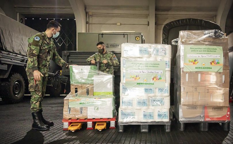 Militares do Regimento de Transmissões do Porto a descarregar a doação da Mercadona
