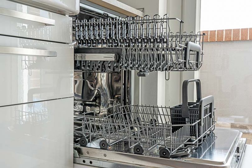 Interior máquina de lavar louça