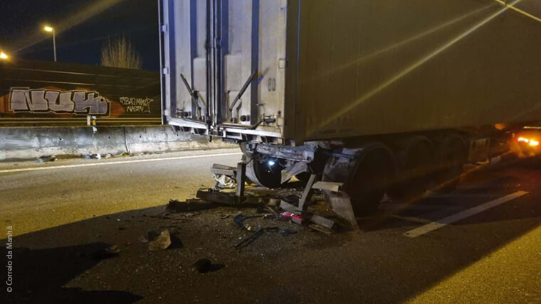 Acidente entre camião e ligeiro faz um ferido grave em Leça da Palmeira
