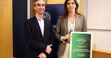 Entrega certificado “Coração Verde”. Isabel Bragada da Cruz e Filipe Araújo