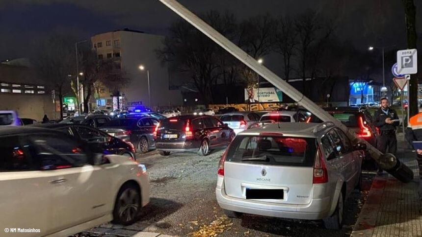 poste de iluminação caiu sobre uma carrinha estacionada na Avenida D, Afonso Henriques, em Matosinhos