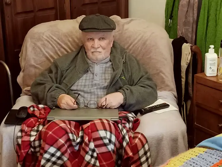 Joaquim Queirós com o seu computador portátil