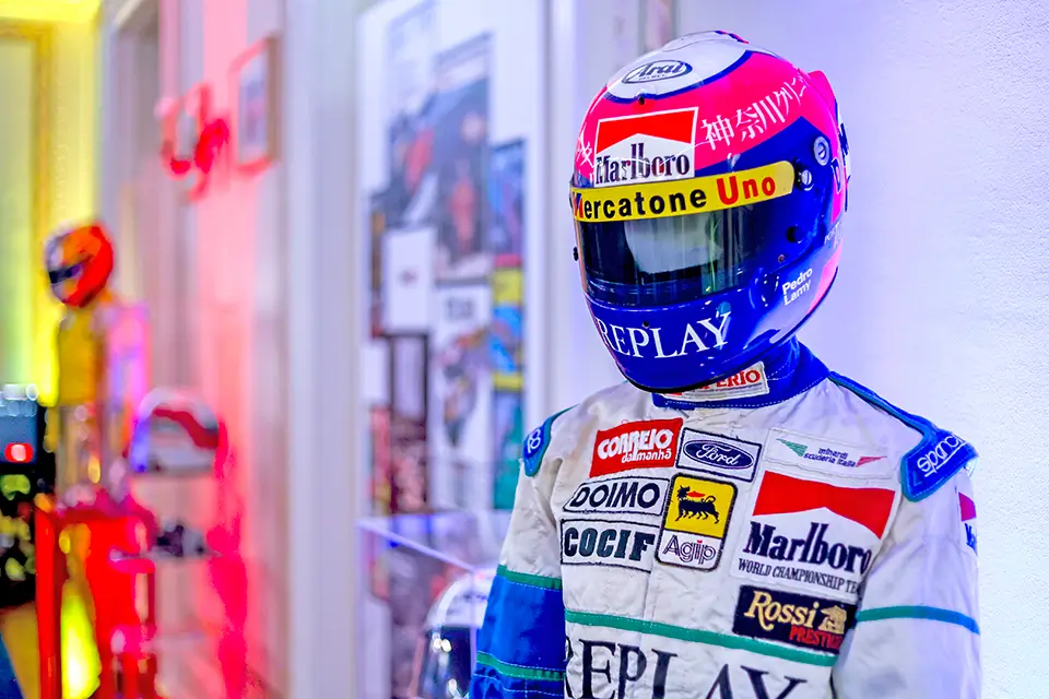 Fato e capacete utilizados por Pedro Lamy