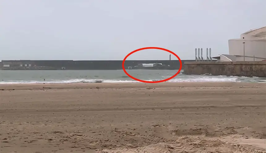 Mar abre brecha no quebra-mar do Porto de Leixões