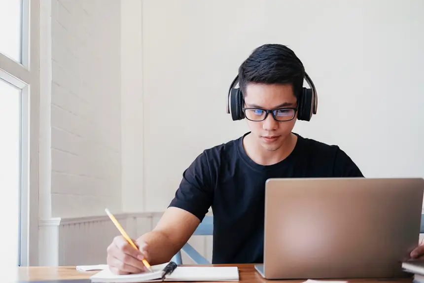 Jovem a estudar