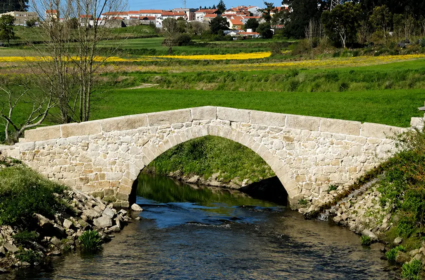 Ponte sobre o Rio Leça